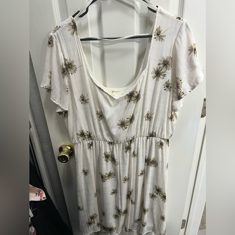 WHITE DRESS WITH DASIEYS